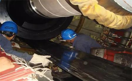 調整滑塊中心線與滑板中心線重合 調整滑塊中心線與滑板中心線重合